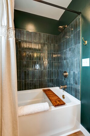 Hiustenkuivaaja, pyyhkeet, saippua, sampoo