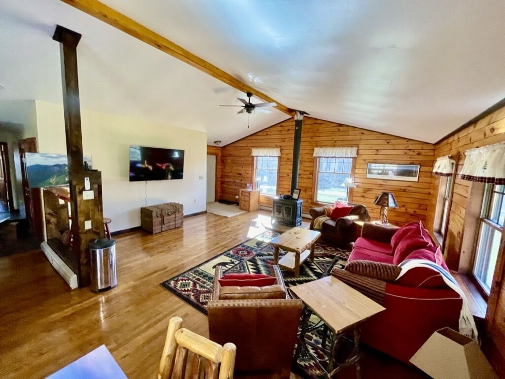 Adirondack Cabin-21 acres to explore and only minutes to Lake George and Vermont