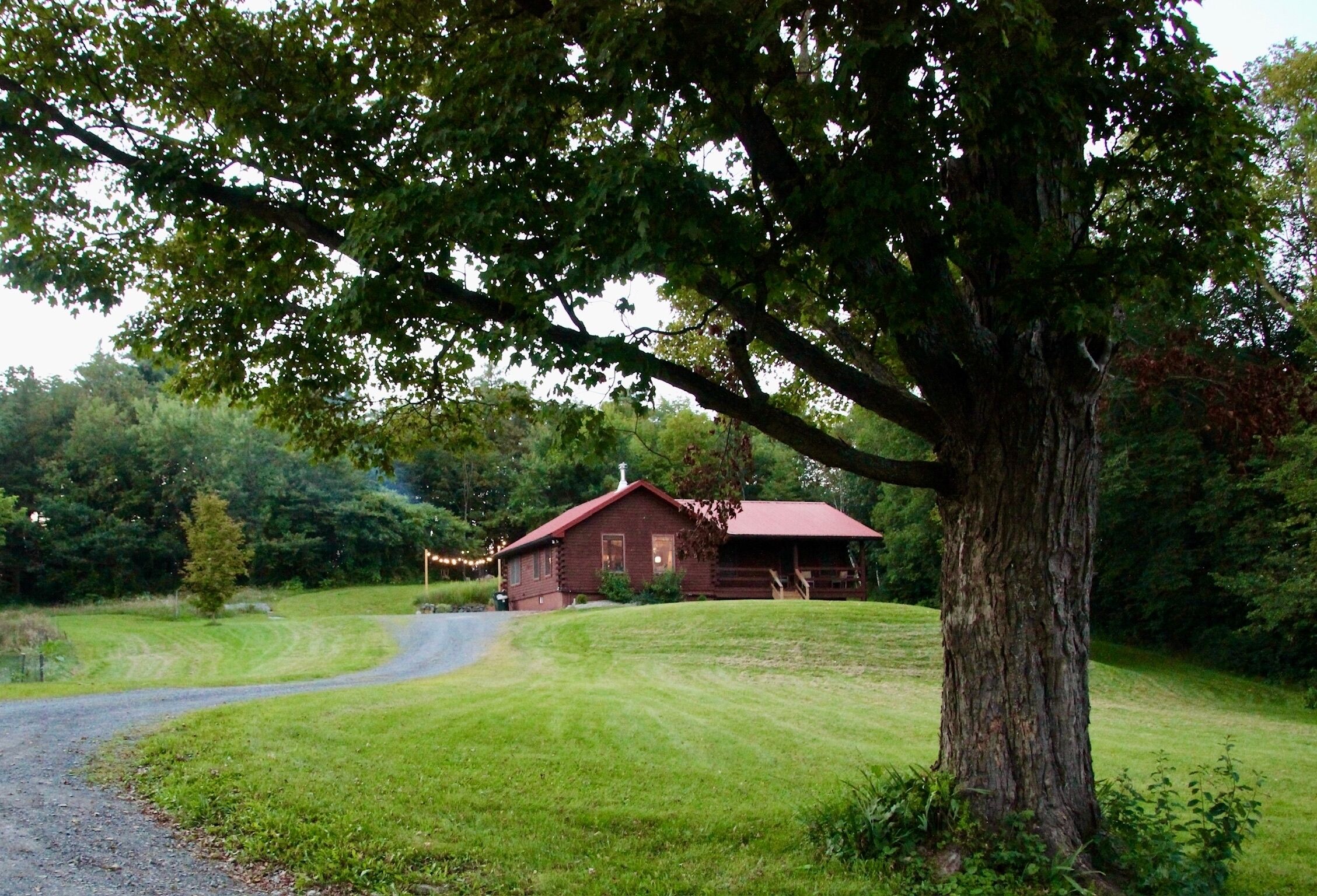 Adirondack Cabin-21 acres to explore and only minutes to Lake George and Vermont