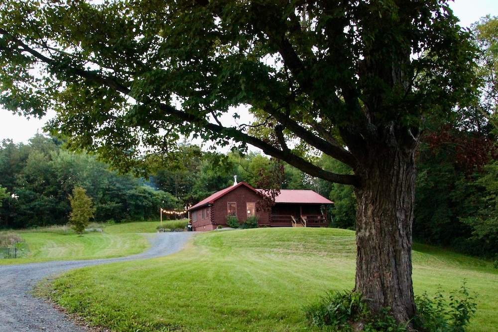 Adirondack Cabin-21 acres to explore and only minutes to Lake George and Vermont