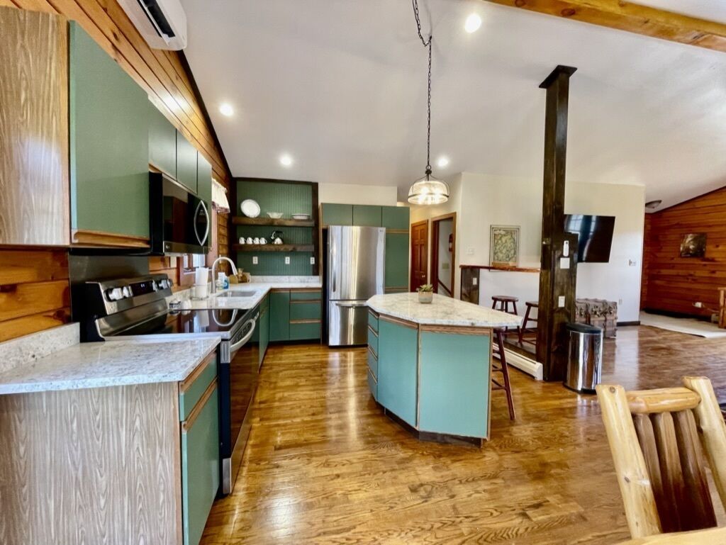 Adirondack Cabin-21 acres to explore and only minutes to Lake George and Vermont