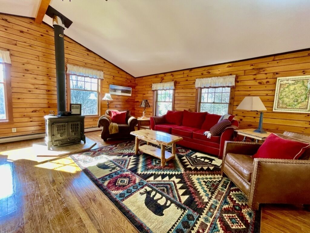 Adirondack Cabin-21 acres to explore and only minutes to Lake George and Vermont