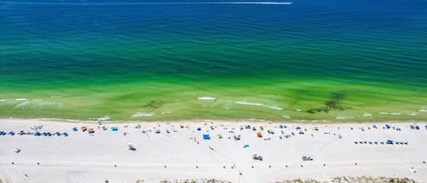Una spiaggia nelle vicinanze, lettini da mare, teli da spiaggia