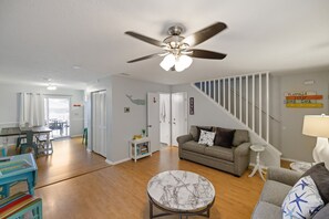 Smart TV, ping pong, books, stereo - NEW! 3 Min Walk To Beach, Paddleboards, Fenced In Yard, Fire Pit, Bikes and More (Panama City Beach)