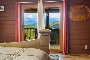 3 bedrooms, desk, iron/ironing board, free WiFi - Beautiful Mountain View log cabin (Cosby)