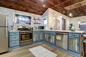 Private kitchen - Ocean- View : Cozy Turtle Paradise with Jacuzzi (Galveston)