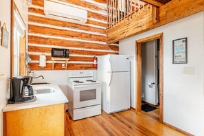 Refrigerador, microondas, horno y cafetera y tetera 