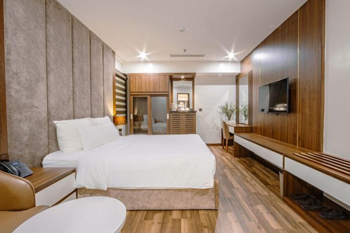 Premium bedding, minibar, in-room safe, desk