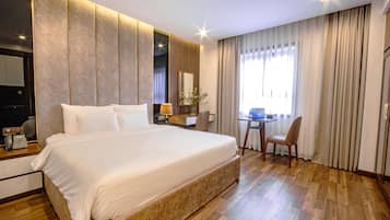 Ylelliset vuodevaatteet, minibaari, tallelokero huoneessa, työpöytä