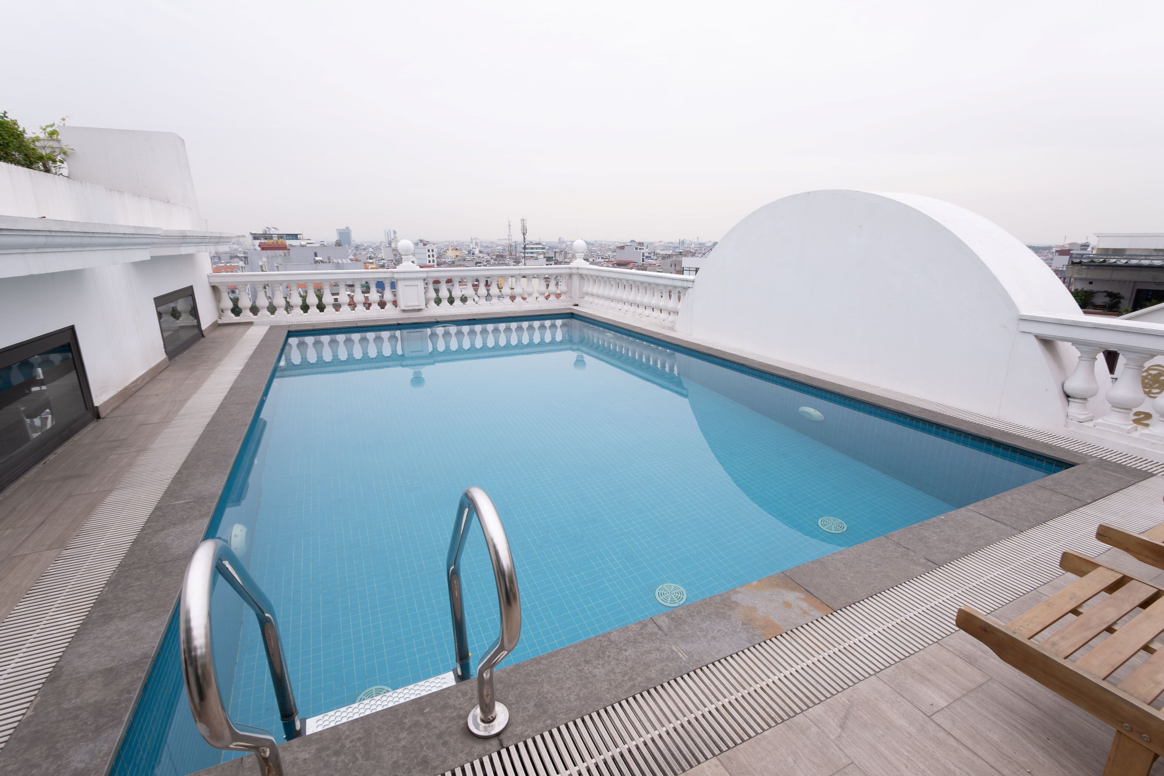 Une piscine sur le toit offrant une vue sur le panorama urbain.