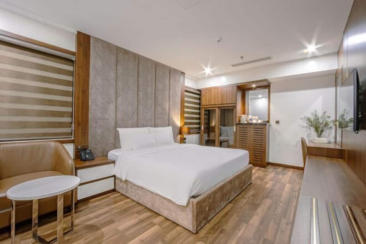 Premium bedding, minibar, in-room safe, desk