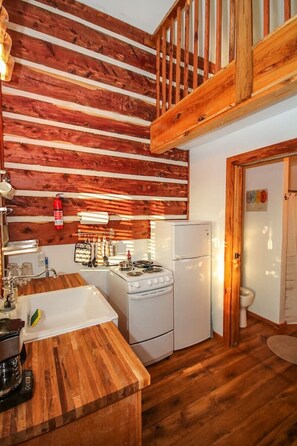 Køleskab, mikrobølgeovn, ovn, kogeplade