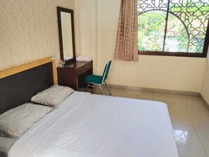 标准双人房 | 羽绒被、办公桌、床单