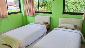 Standard Twin Room | Down comforters, desk, bed sheets