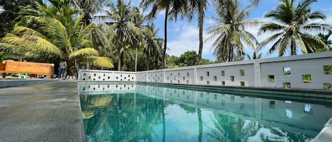 Una piscina al aire libre