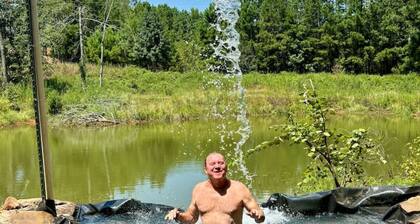 MoonRiver Romantic Lake Escape: HOT TUB & FIre Pit