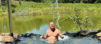 MoonRiver Romantic Lake Escape: HOT TUB & FIre Pit