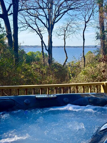 MoonRiver Romantic Lake Escape: HOT TUB & FIre Pit