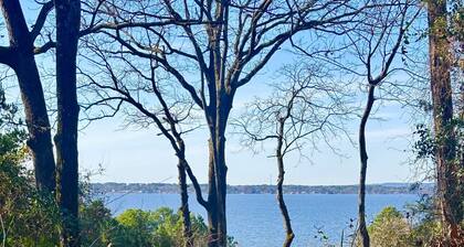 MoonRiver Romantic Lake Escape: HOT TUB & FIre Pit