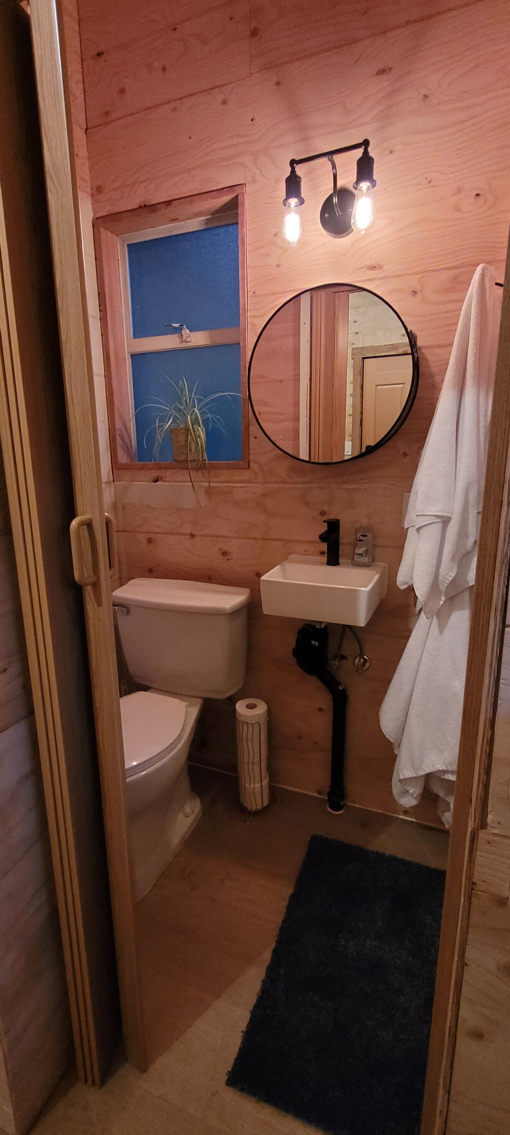 Cozy cabin in the woods minutes from ferry