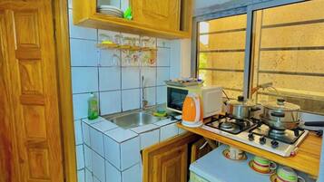 Køleskab, mikrobølgeovn, ovn, kogeplade