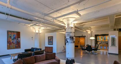 Pearl District Art Loft: Urban Luxury with Parking!