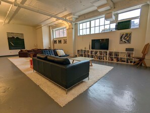 TV connectée, livres, chaîne hi-fi