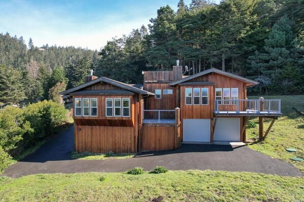 Exterior - The ocean meets the meadow at the forest's edge. Private beach. Soak under stars (Manchester)