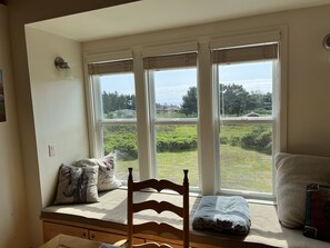 Interior - The ocean meets the meadow at the forest's edge. Private beach. Soak under stars (Manchester)