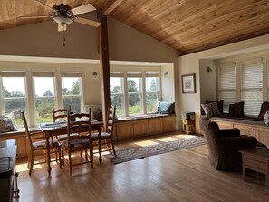 Interior - The ocean meets the meadow at the forest's edge. Private beach. Soak under stars (Manchester)