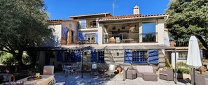 Outdoor dining - 4 Bed Villa - Sleeps 8 - Pets - Pool - Parking (Les Arcs)