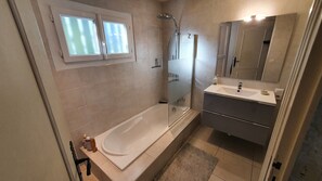 Bathtub, hair dryer, towels - 4 Bed Villa - Sleeps 8 - Pets - Pool - Parking (Les Arcs)