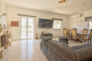 Fernseher, Kamin, Stereoanlage