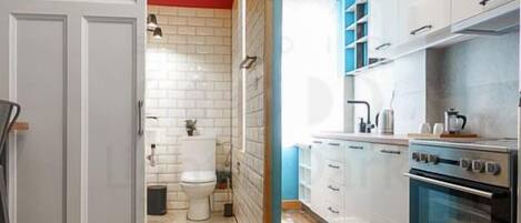 Fridge, oven, stovetop, coffee/tea maker