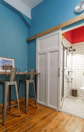 Chuveiro, toalhas de banho