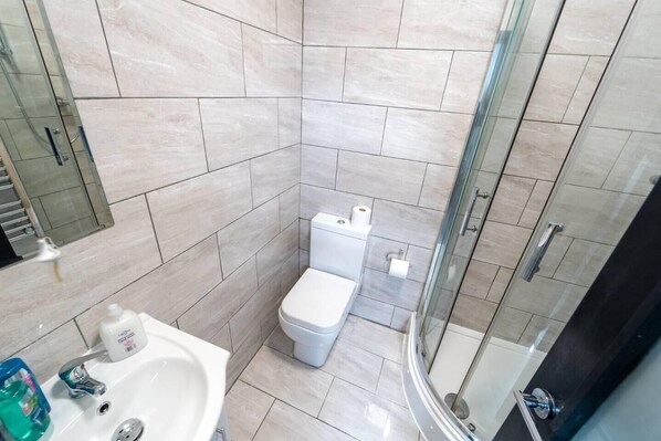 Douche, serviettes fournies