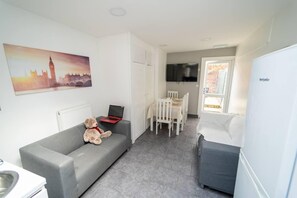 TV - Stunning studio next to restaurants! (Birmingham)