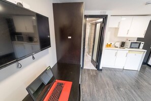 Réfrigérateur, micro-ondes, plaque de cuisson, lave-vaisselle