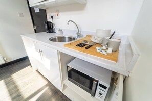Kylskåp, mikrovågsugn och ugn