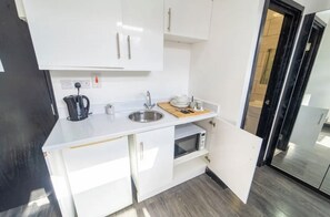 Fridge, microwave, oven, stovetop - Stunning Studio by Queen Elizabeth Hospital (Birmingham)