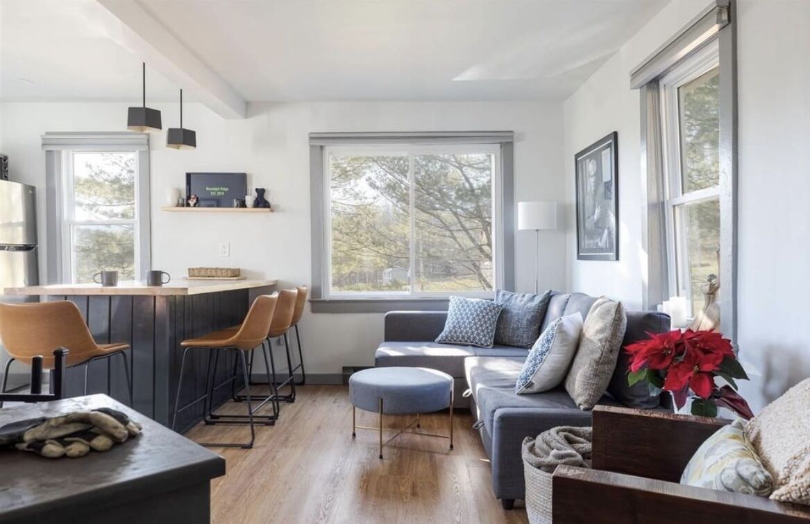 Hiking retreat. Indoor wood-burning stove/ deck/ fire-pit with Mountain View 