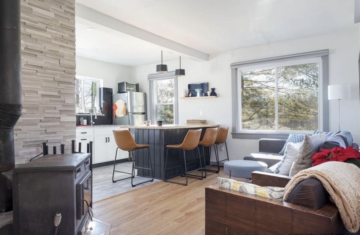 Hiking retreat. Indoor wood-burning stove/ deck/ fire-pit with Mountain View 