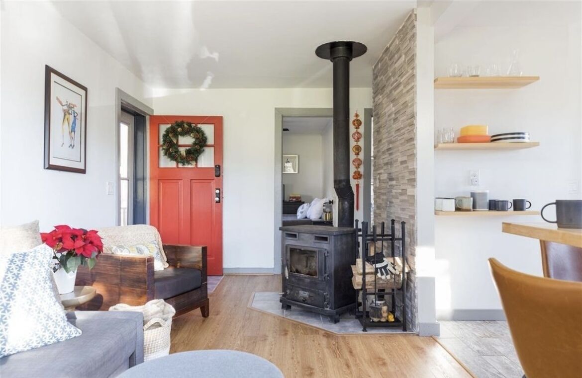 Hiking retreat. Indoor wood-burning stove/ deck/ fire-pit with Mountain View 