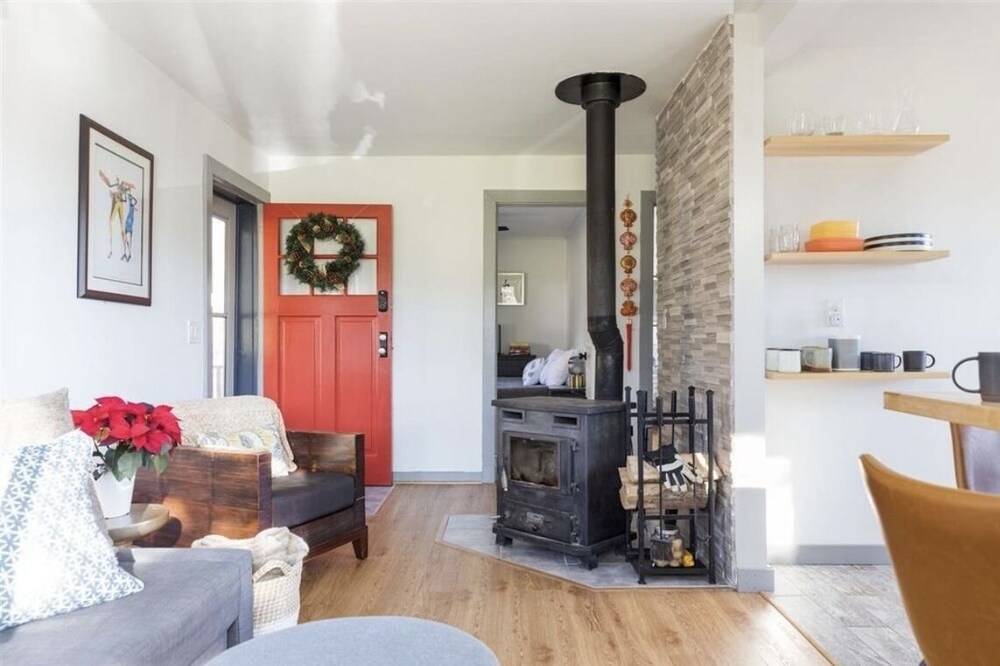 Hiking retreat. Indoor wood-burning stove/ deck/ fire-pit with Mountain View