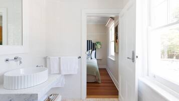 Room | Bilik Mandi | Kelengkapan dandanan diri percuma, pengering rambut, tuala disediakan