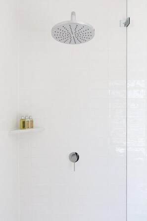 Amenidades de baño gratuitas, secadora de cabello, toallas 