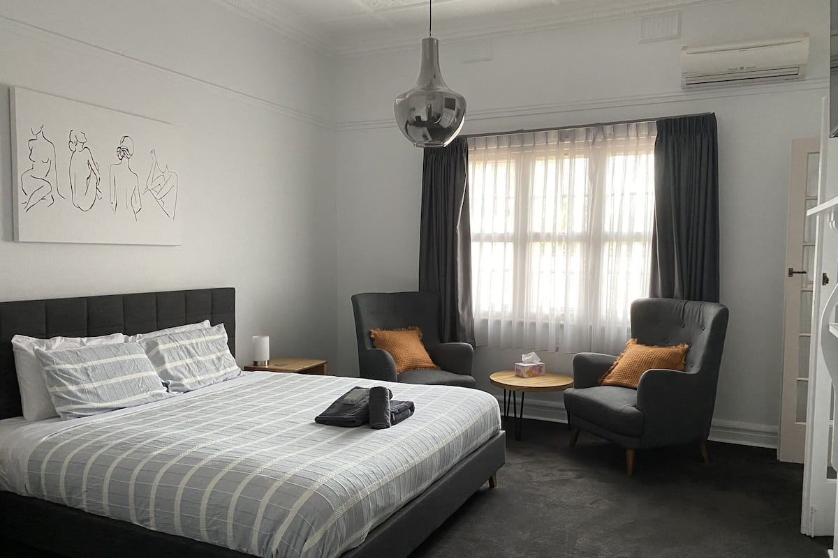 Quarto casal executivo | Ferros/tábuas de passar roupa, Wi-Fi de cortesia, roupa de cama