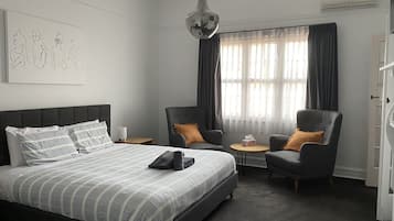 Habitación doble ejecutiva | Tabla de planchar con plancha, wifi gratis y ropa de cama