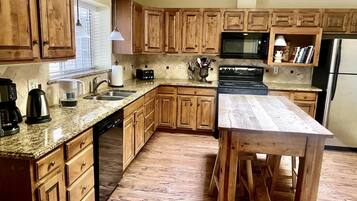 KĂŒhlschrank, Mikrowelle, Ofen, Herdplatte