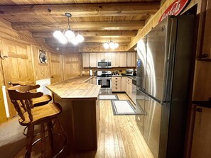Casa de diseñador | Cocina privada | Refrigerador con congelador, microondas y parrilla de estufa 